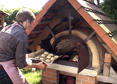 Ein Nachmittag am Lehmbackofen